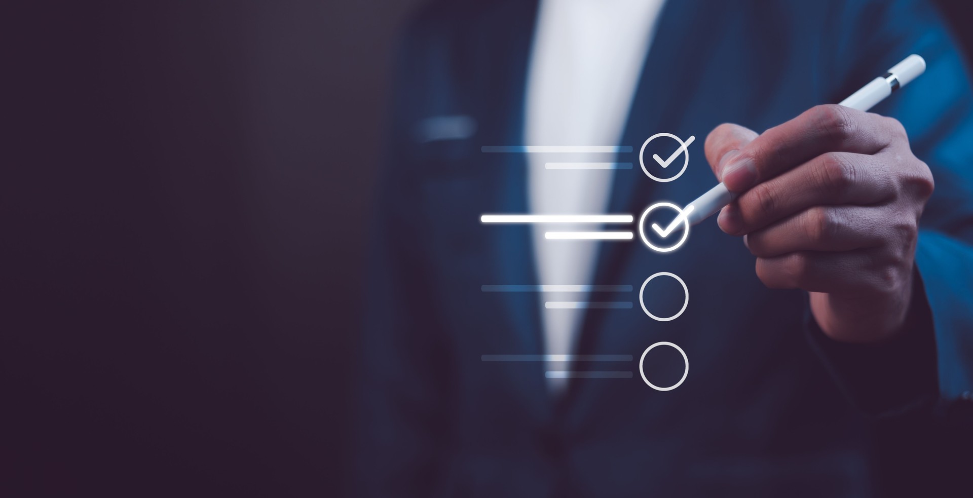 Der Geschäftsmann markiert das Kontrollkästchen auf der virtuellen Checkliste mit einer digitalen Umfrage, Organisation und Aufgabenverwaltung. Aktivieren Sie das Kontrollkästchen für die Qualitätsdokumentenkontrolle und die Geschäftsgenehmigung des 