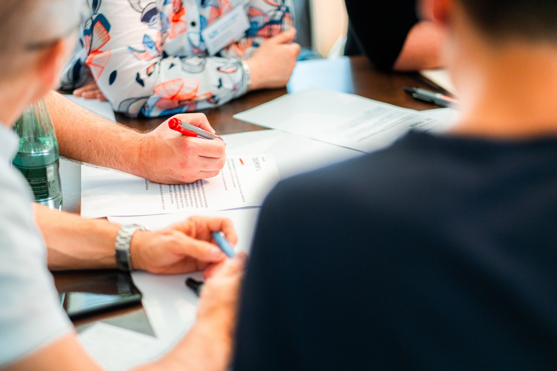 Kollaboratives Team-Meeting zur Besprechung von Dokumenten und Brainstorming von Ideen in einer produktiven Büroumgebung