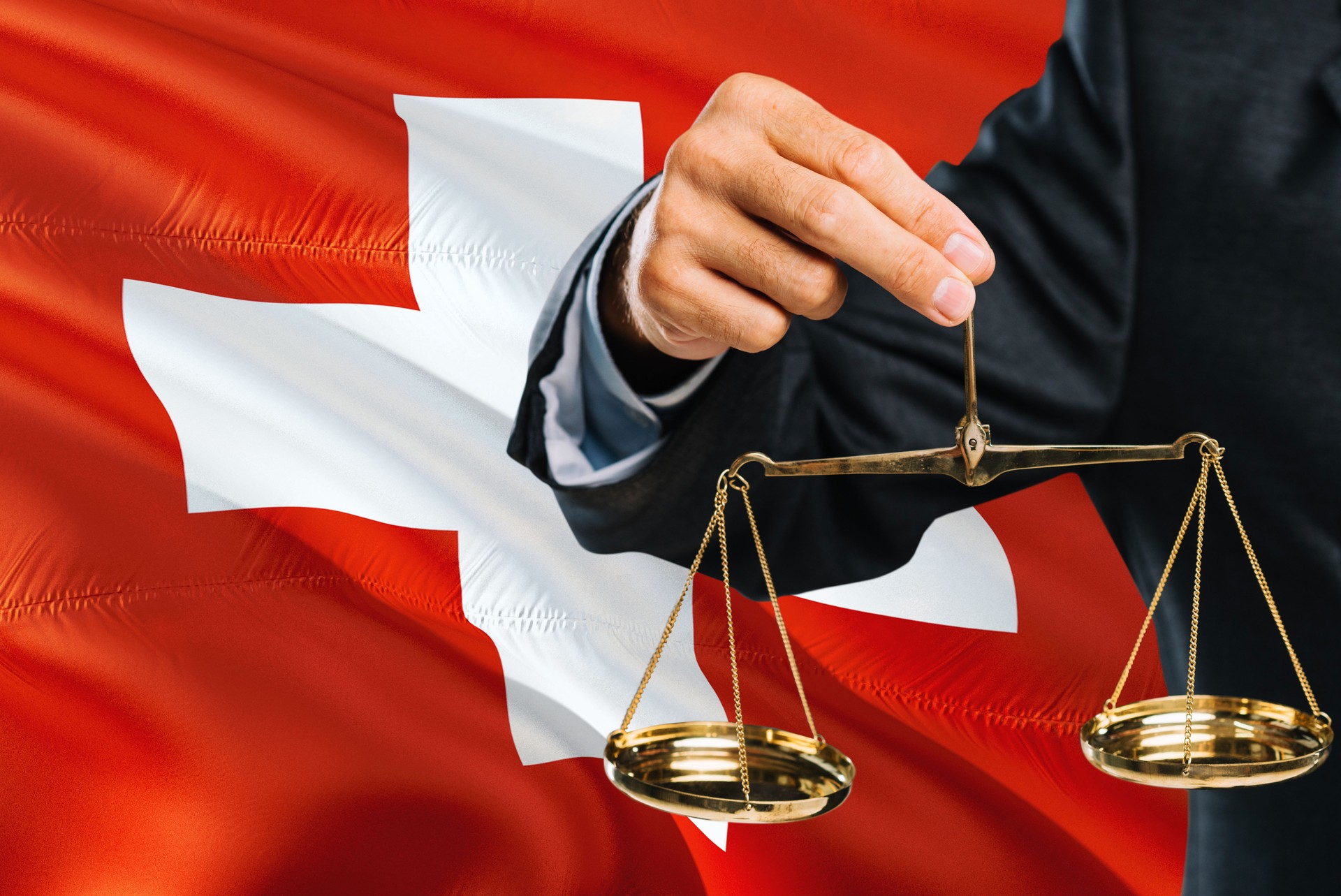 Der Schweizer Richter hält goldene Maßstäbe an der Justiz, wobei die Schweiz Flagge schwenkt. Gleichstellungsthema und Rechtskonzept.